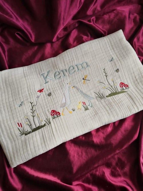 Personalisierte 4-Lager Bio-Muslin Babydecke mit Wunschnamen – Handbesticktes Natur-Design mit Gänsefamilie (85x110 cm)