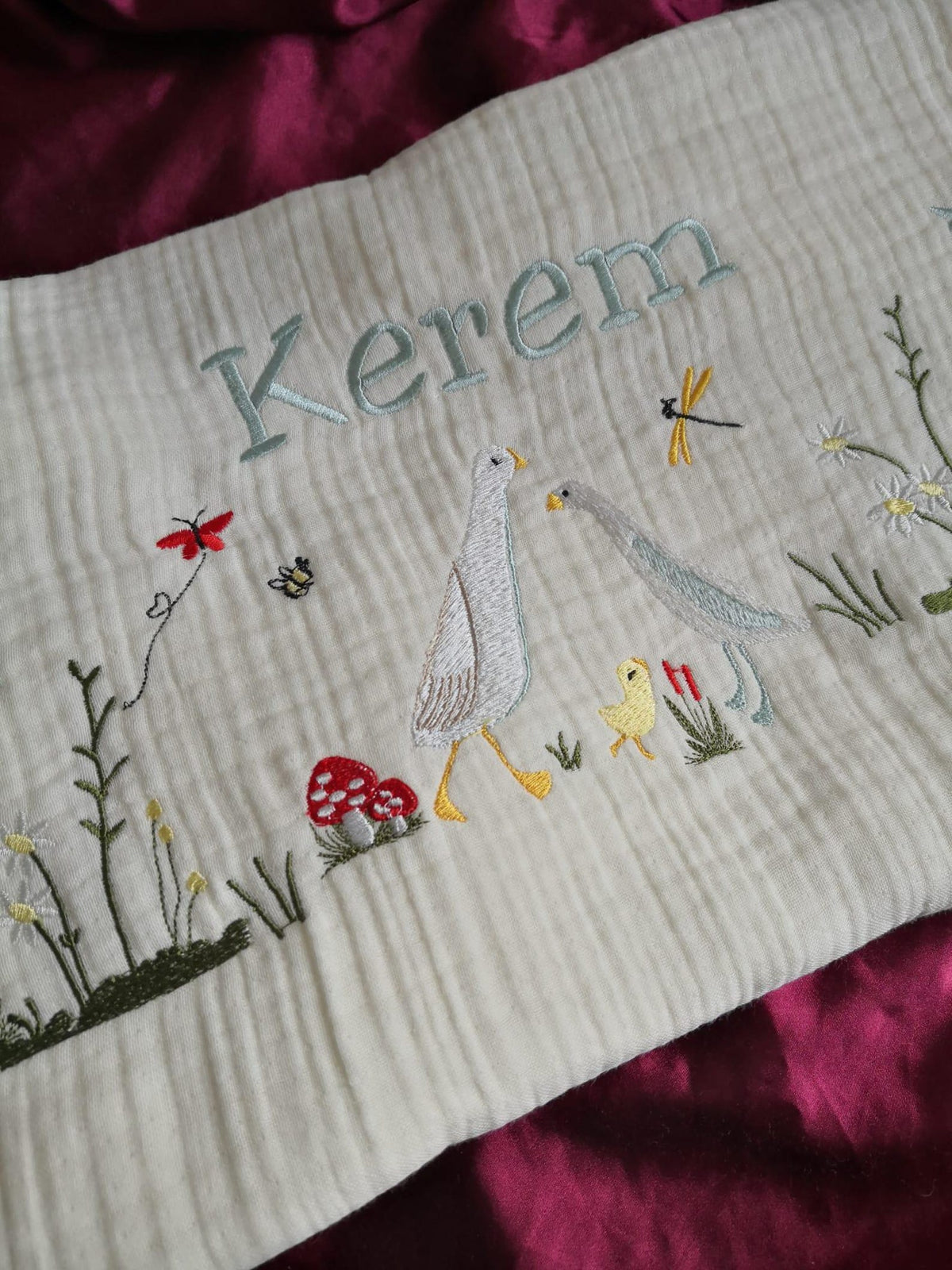 Personalisierte 4-Lager Bio-Muslin Babydecke mit Wunschnamen – Handbesticktes Natur-Design mit Gänsefamilie (85x110 cm)