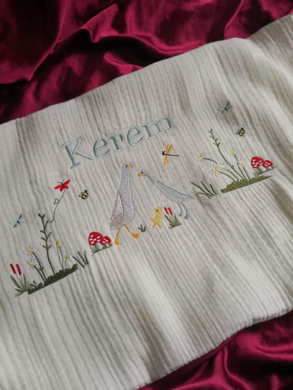 Personalisierte 4-Lager Bio-Muslin Babydecke mit Wunschnamen – Handbesticktes Natur-Design mit Gänsefamilie (85x110 cm)