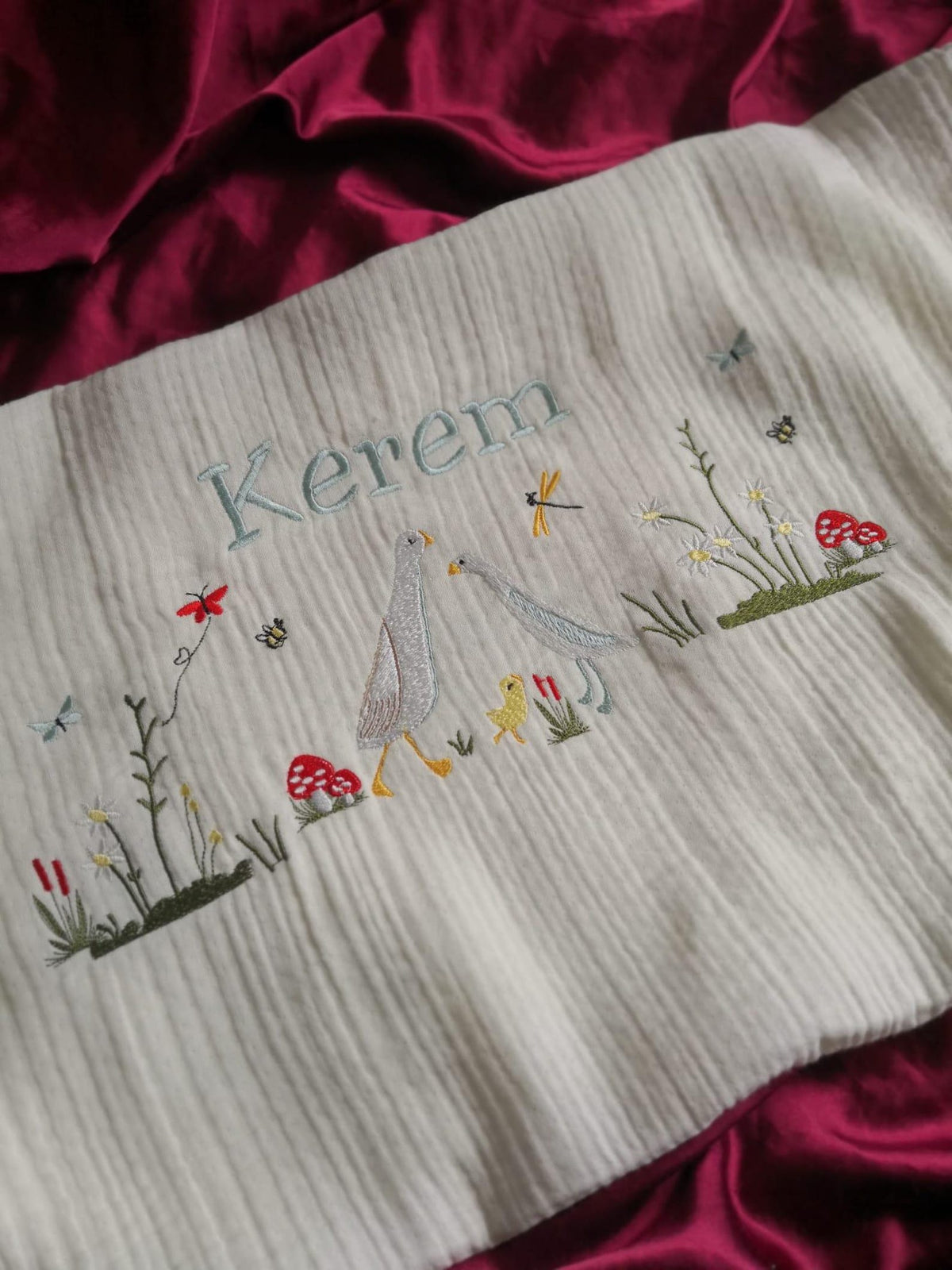Personalisierte 4-Lager Bio-Muslin Babydecke mit Wunschnamen – Handbesticktes Natur-Design mit Gänsefamilie (85x110 cm)