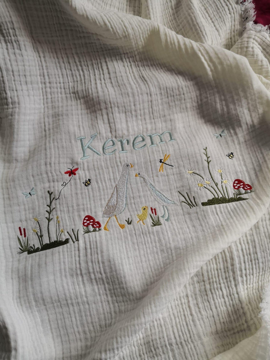 Personalisierte 4-Lager Bio-Muslin Babydecke mit Wunschnamen – Handbesticktes Natur-Design mit Gänsefamilie (85x110 cm)