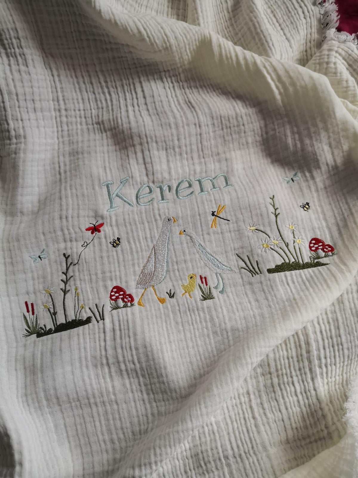 Personalisierte 4-Lager Bio-Muslin Babydecke mit Wunschnamen – Handbesticktes Natur-Design mit Gänsefamilie (85x110 cm)