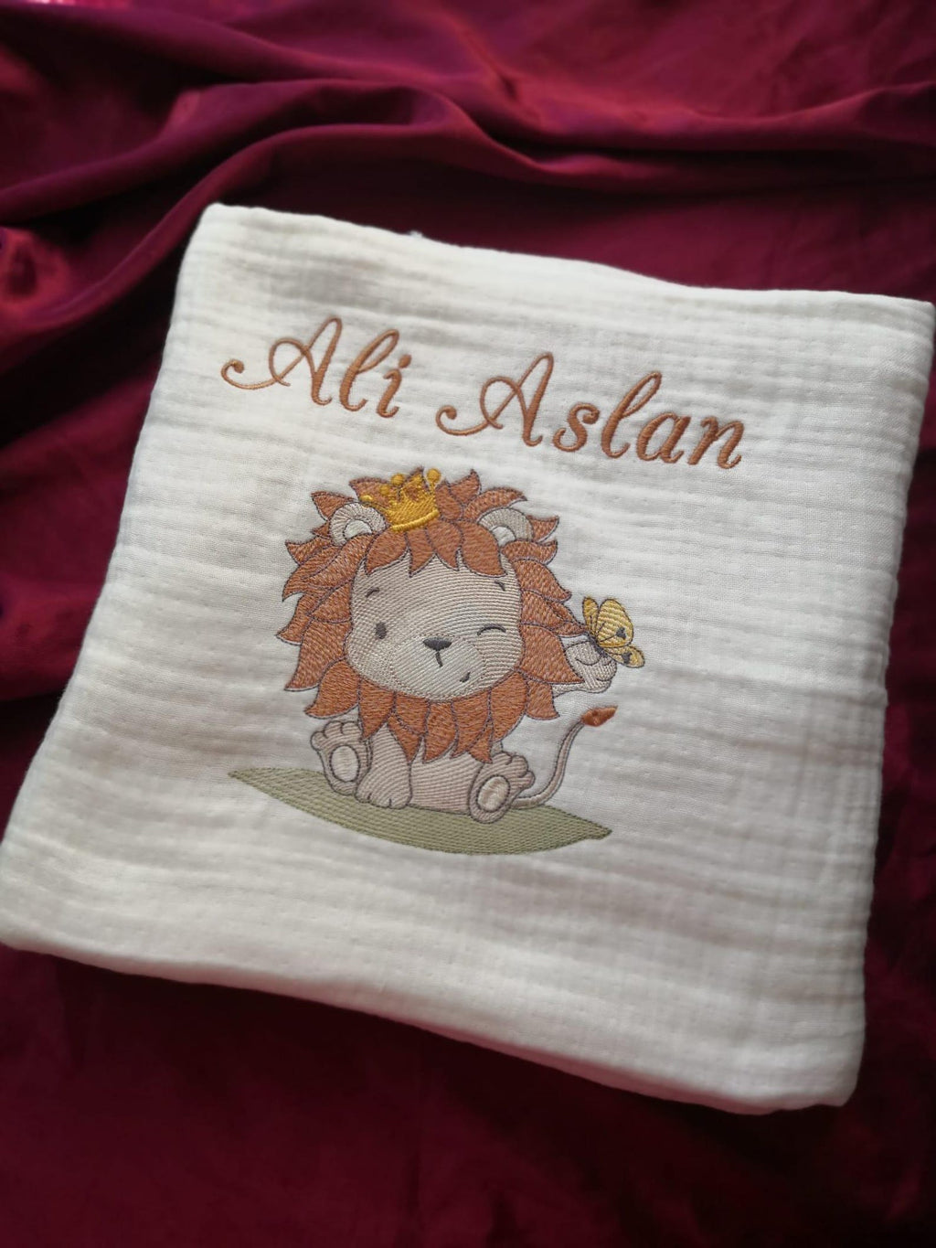 Personalisierte 4-Lager Bio-Muslin Babydecke mit Wunschnamen – Handbesticktes Löwen-Design (85x110 cm)