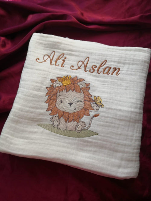 Personalisierte 4-Lager Bio-Muslin Babydecke mit Wunschnamen – Handbesticktes Löwen-Design (85x110 cm)