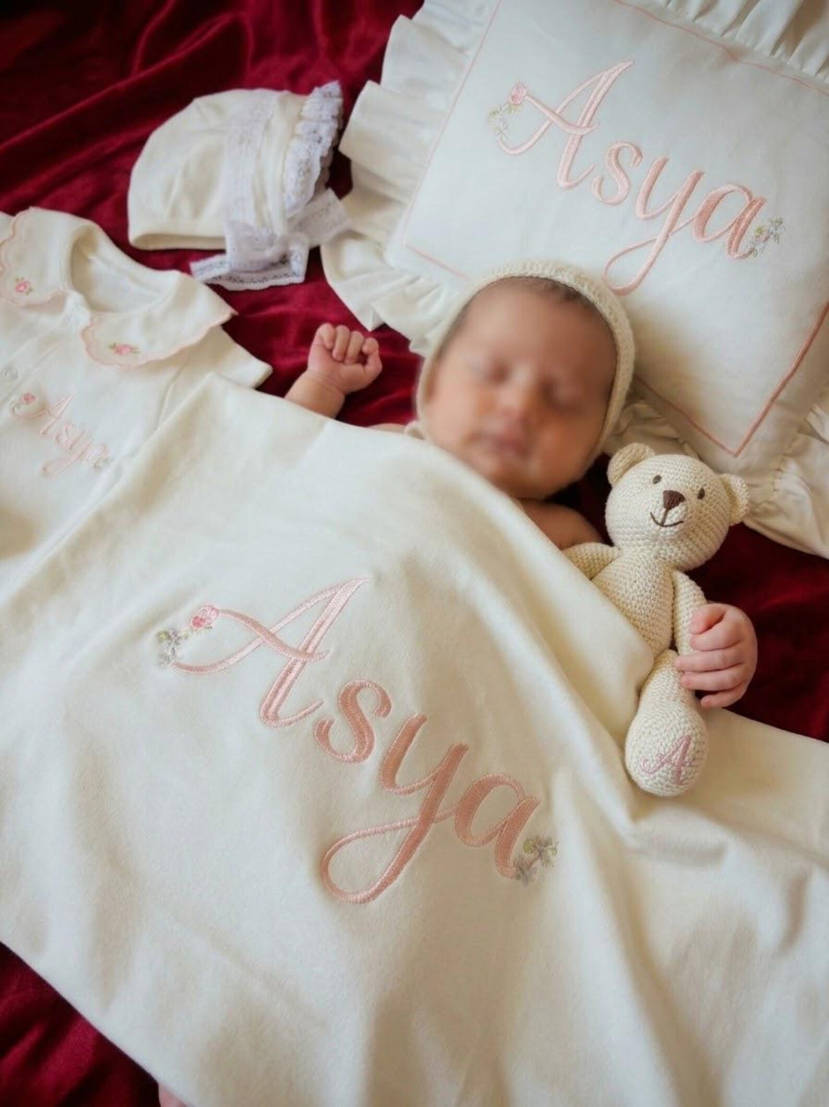 Personalisierte Baumwoll-Babydecke mit Wunschnamen – Kuschelweiche Jersey-Decke mit filigraner Blumenstickerei (80x90 cm)