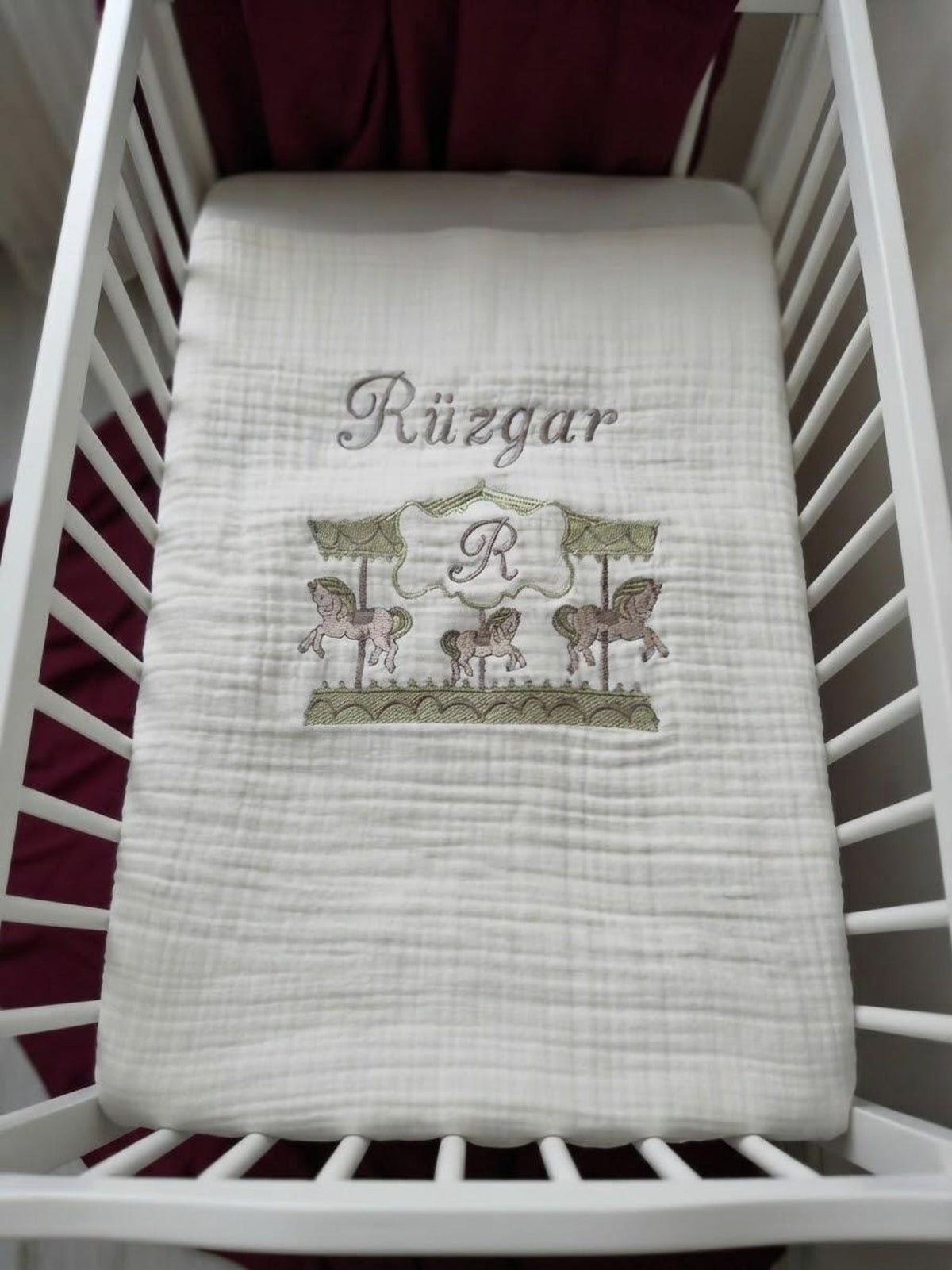 Personalisierte 4-Lager Bio-Muslin Babydecke mit Wunschnamen – Handbesticktes Karussell-Design (85x110 cm)