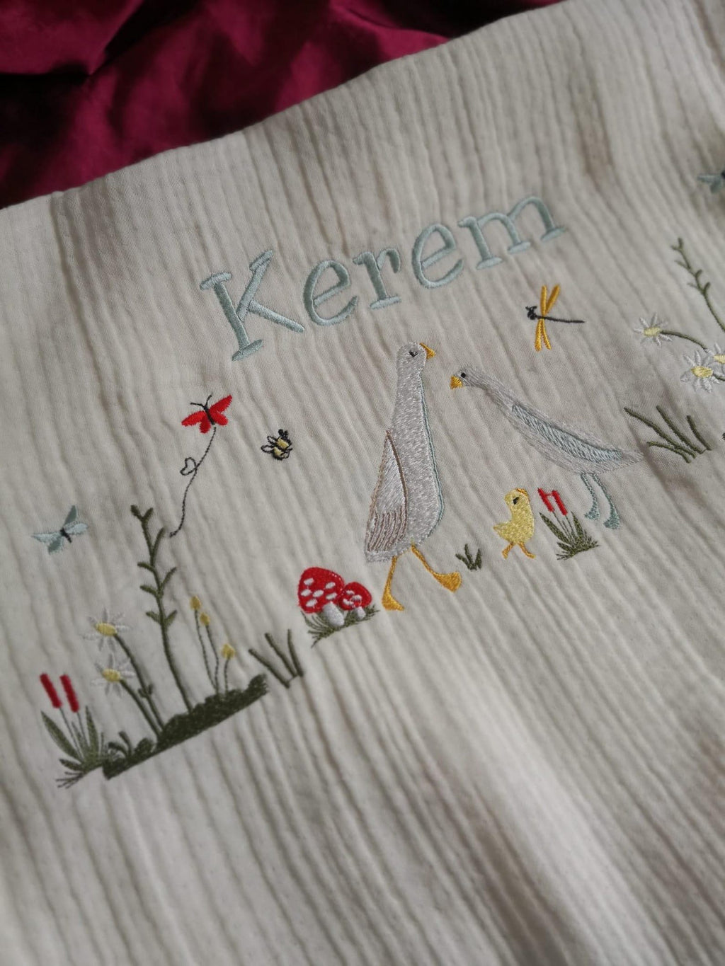 Personalisierte 4-Lager Bio-Muslin Babydecke mit Wunschnamen – Handbesticktes Natur-Design mit Gänsefamilie (85x110 cm)