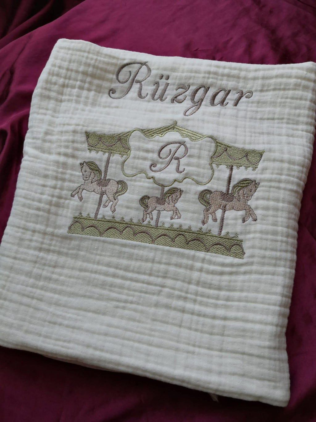 Personalisierte 4-Lager Bio-Muslin Babydecke mit Wunschnamen – Handbesticktes Karussell-Design (85x110 cm)