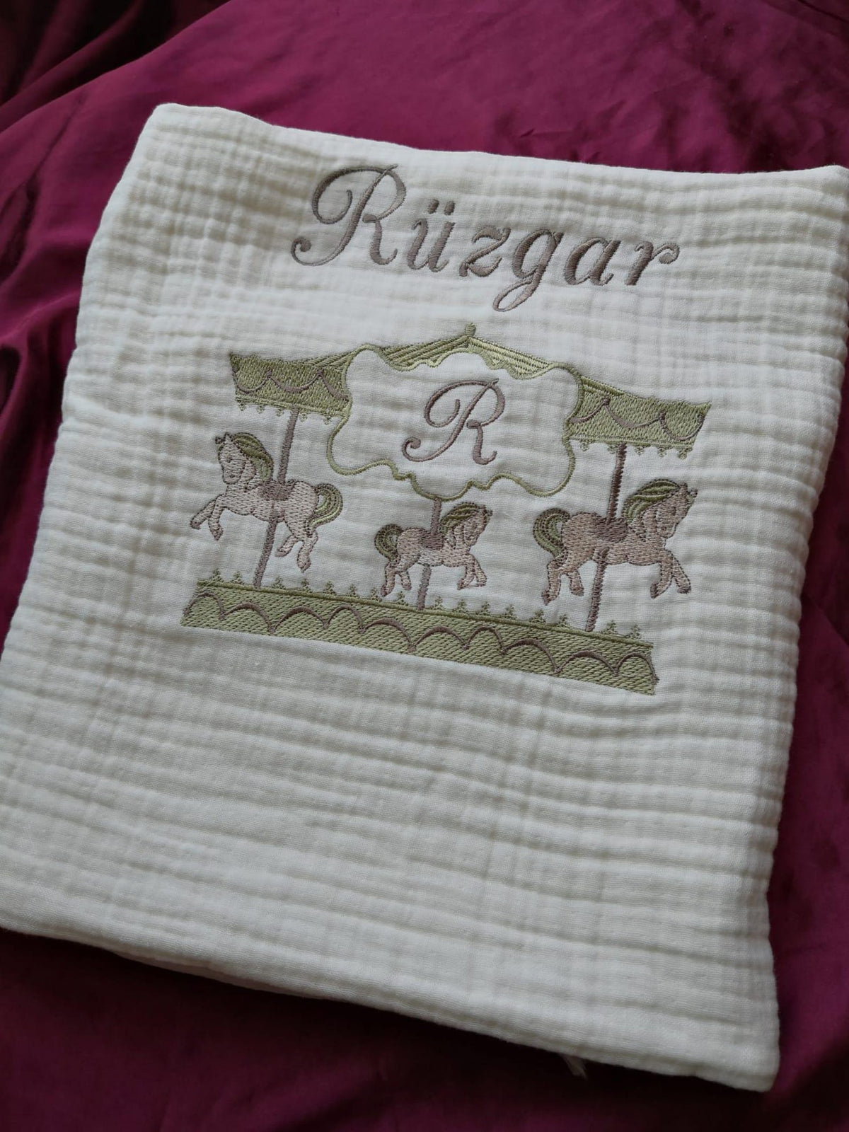 Personalisierte 4-Lager Bio-Muslin Babydecke mit Wunschnamen – Handbesticktes Karussell-Design (85x110 cm)