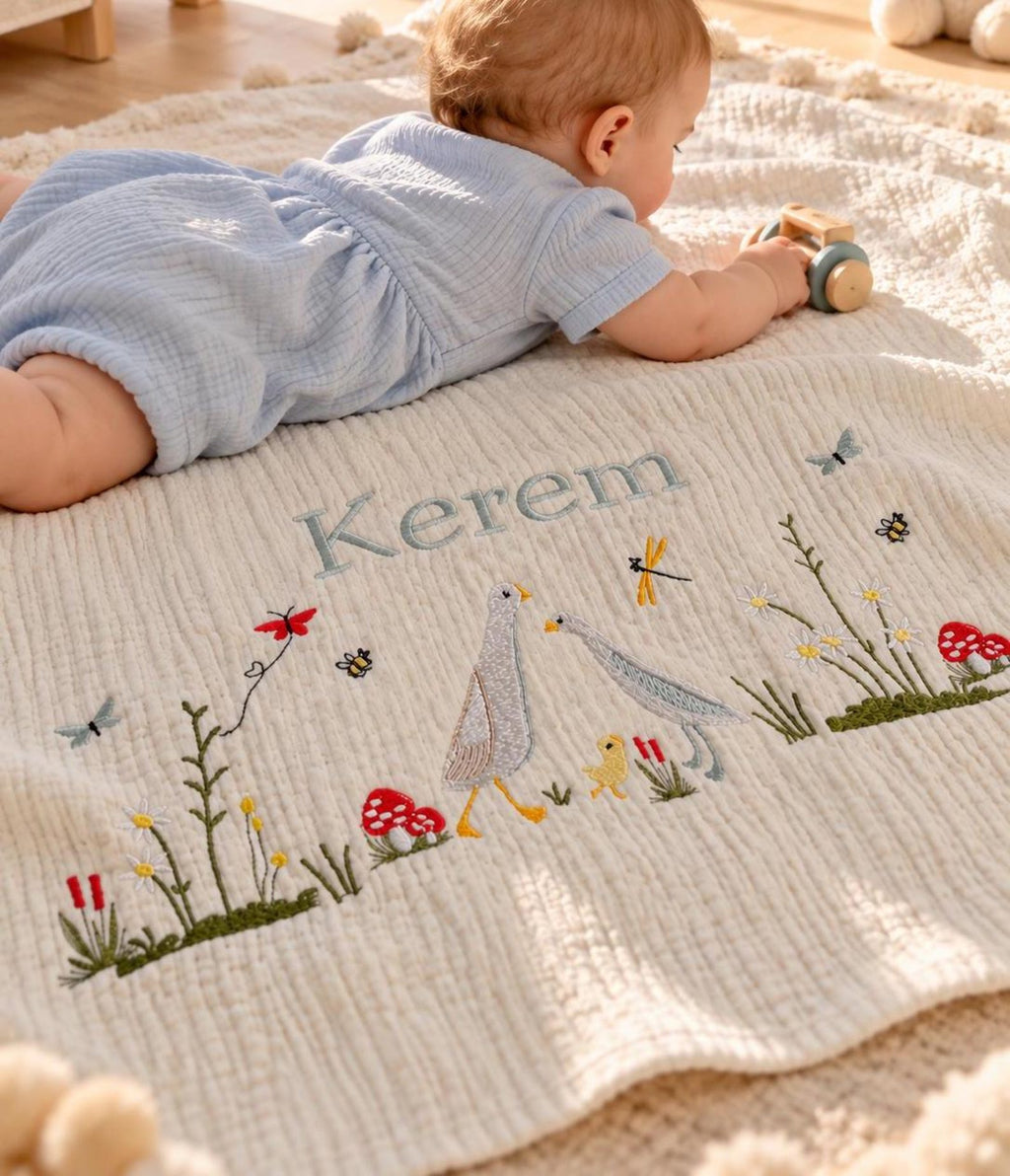 Personalisierte 4-Lager Bio-Muslin Babydecke mit Wunschnamen – Handbesticktes Natur-Design mit Gänsefamilie (85x110 cm)