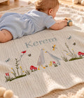 Personalisierte 4-Lager Bio-Muslin Babydecke mit Wunschnamen – Handbesticktes Natur-Design mit Gänsefamilie (85x110 cm)