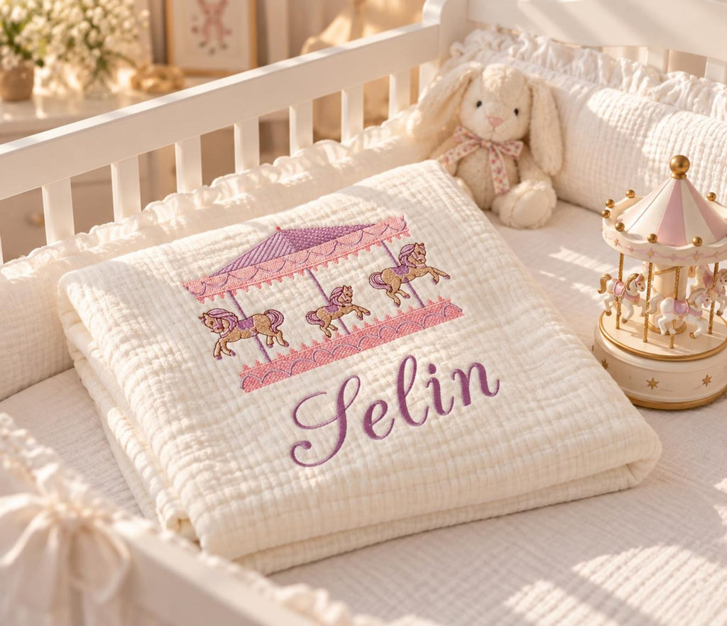 Personalisierte 4-Lager Bio-Muslin Babydecke mit Wunschnamen – Handbesticktes Karussell-Design in Rosa & Lila (85x110 cm)