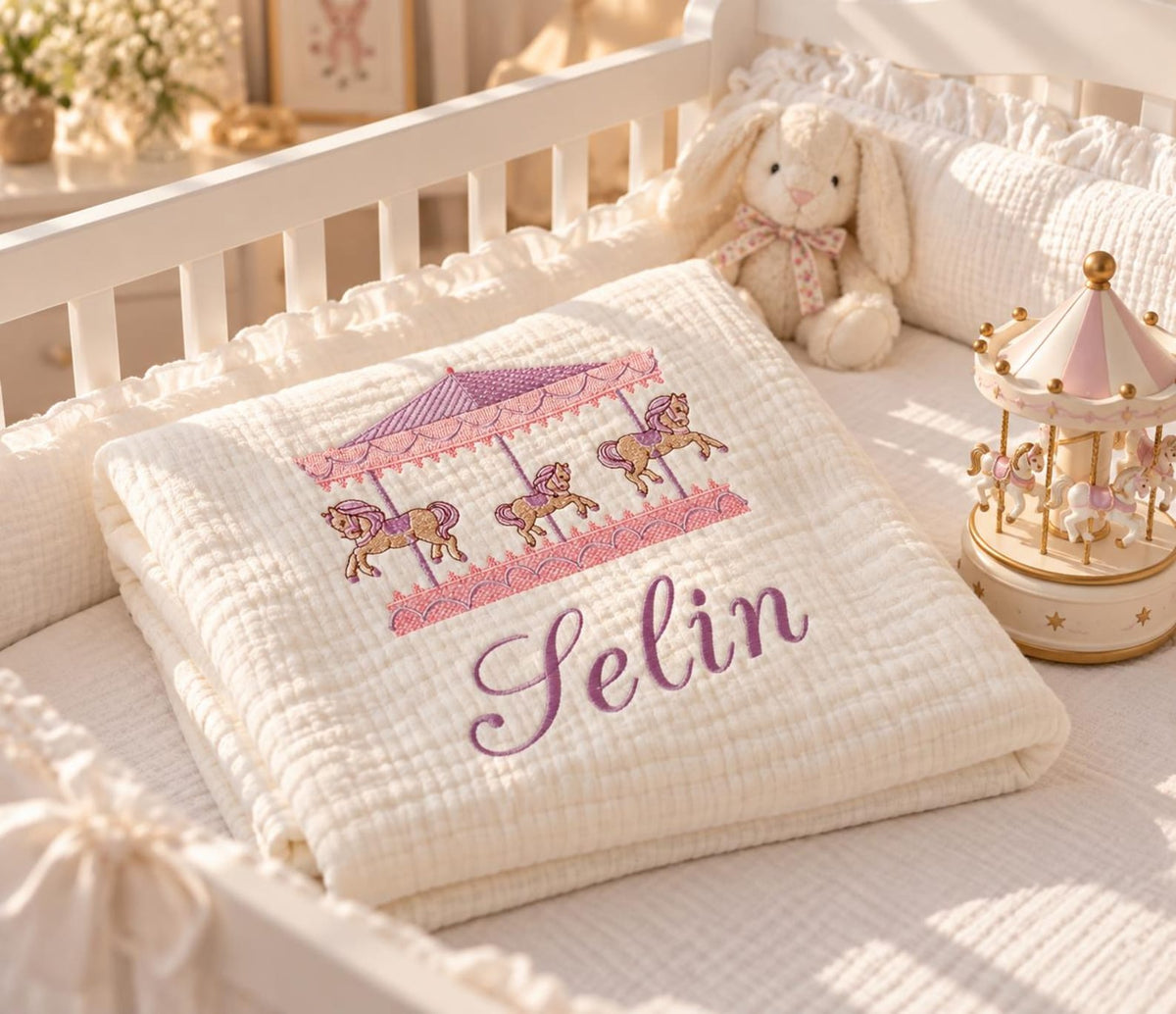 Personalisierte 4-Lager Bio-Muslin Babydecke mit Wunschnamen – Handbesticktes Karussell-Design in Rosa & Lila (85x110 cm)