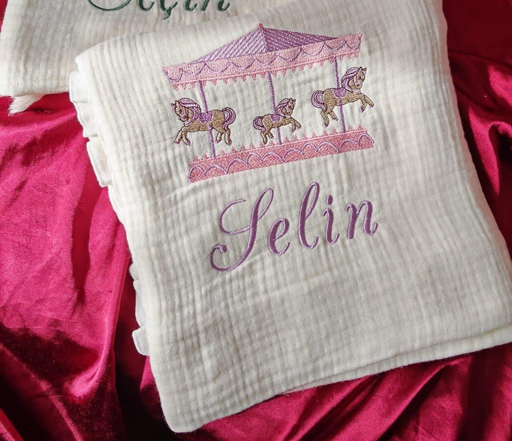 Personalisierte 4-Lager Bio-Muslin Babydecke mit Wunschnamen – Handbesticktes Karussell-Design in Rosa & Lila (85x110 cm)