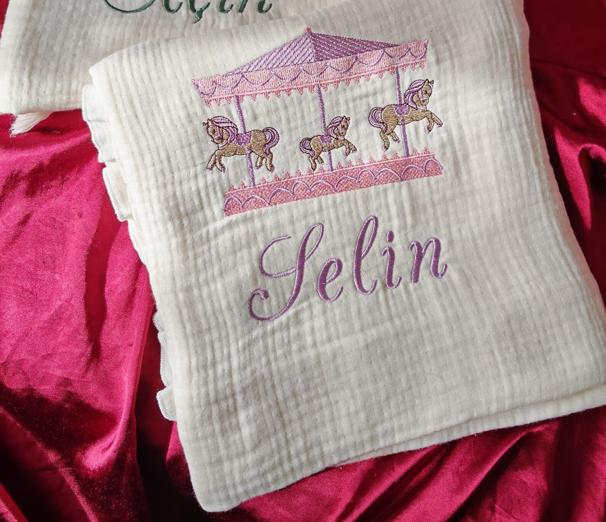 Personalisierte 4-Lager Bio-Muslin Babydecke mit Wunschnamen – Handbesticktes Karussell-Design in Rosa & Lila (85x110 cm)