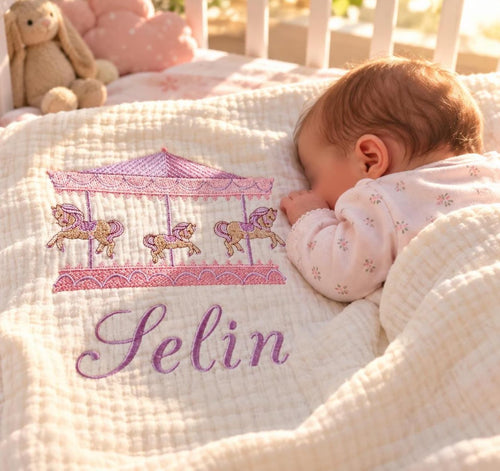 Personalisierte 4-Lager Bio-Muslin Babydecke mit Wunschnamen – Handbesticktes Karussell-Design in Rosa & Lila (85x110 cm)