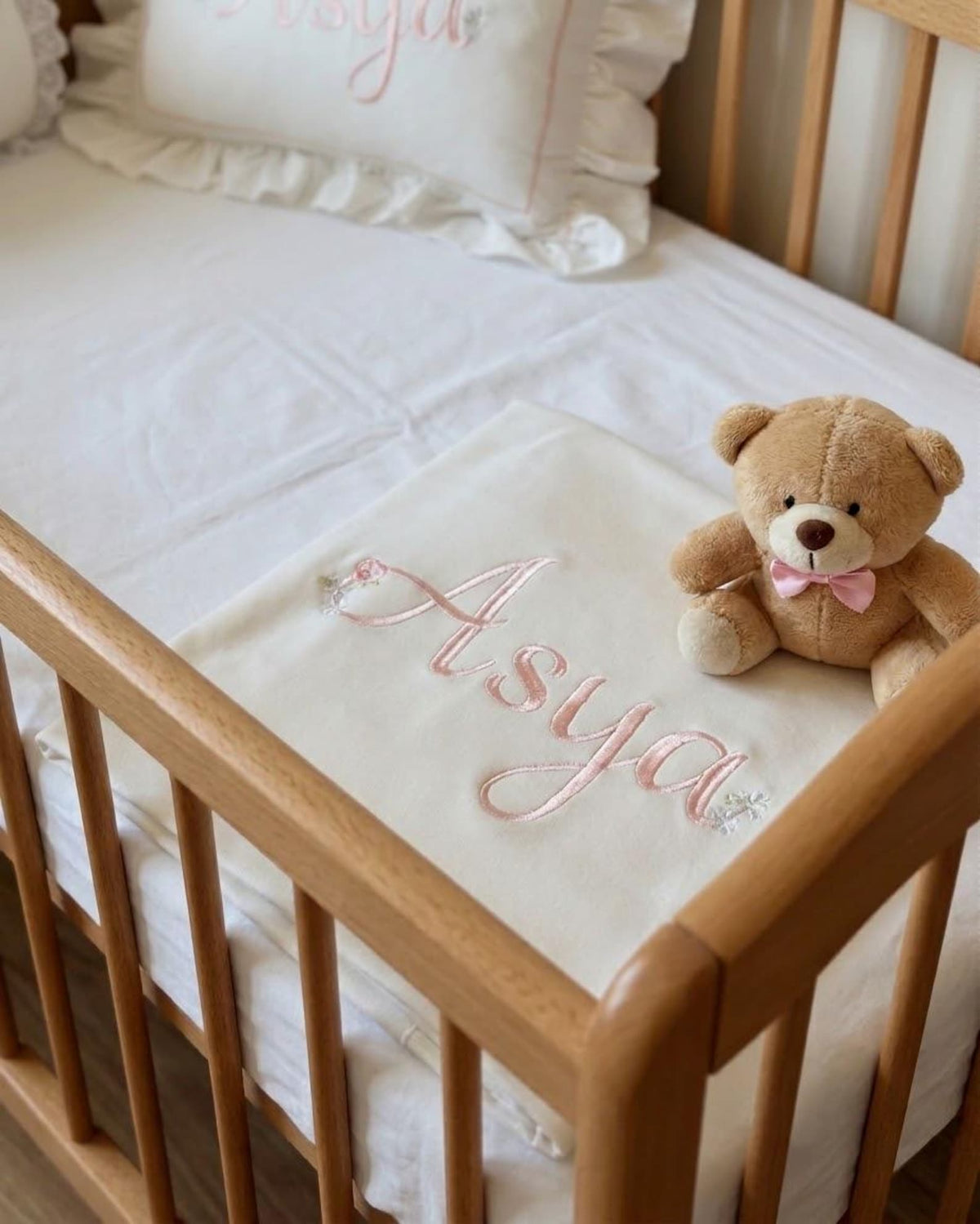 Personalisierte Baumwoll-Babydecke mit Wunschnamen – Kuschelweiche Jersey-Decke mit filigraner Blumenstickerei (80x90 cm)