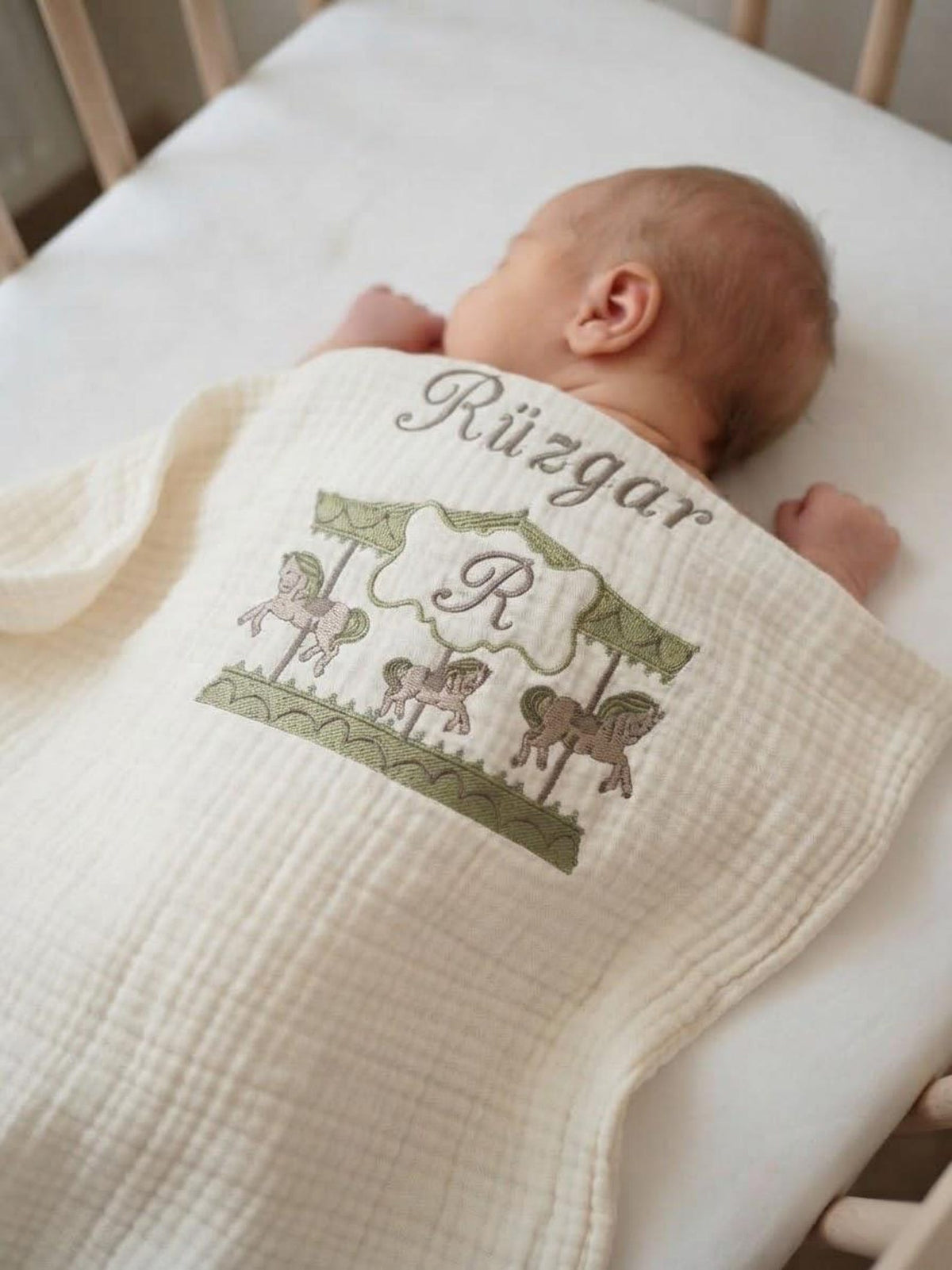 Personalisierte 4-Lager Bio-Muslin Babydecke mit Wunschnamen – Handbesticktes Karussell-Design (85x110 cm)