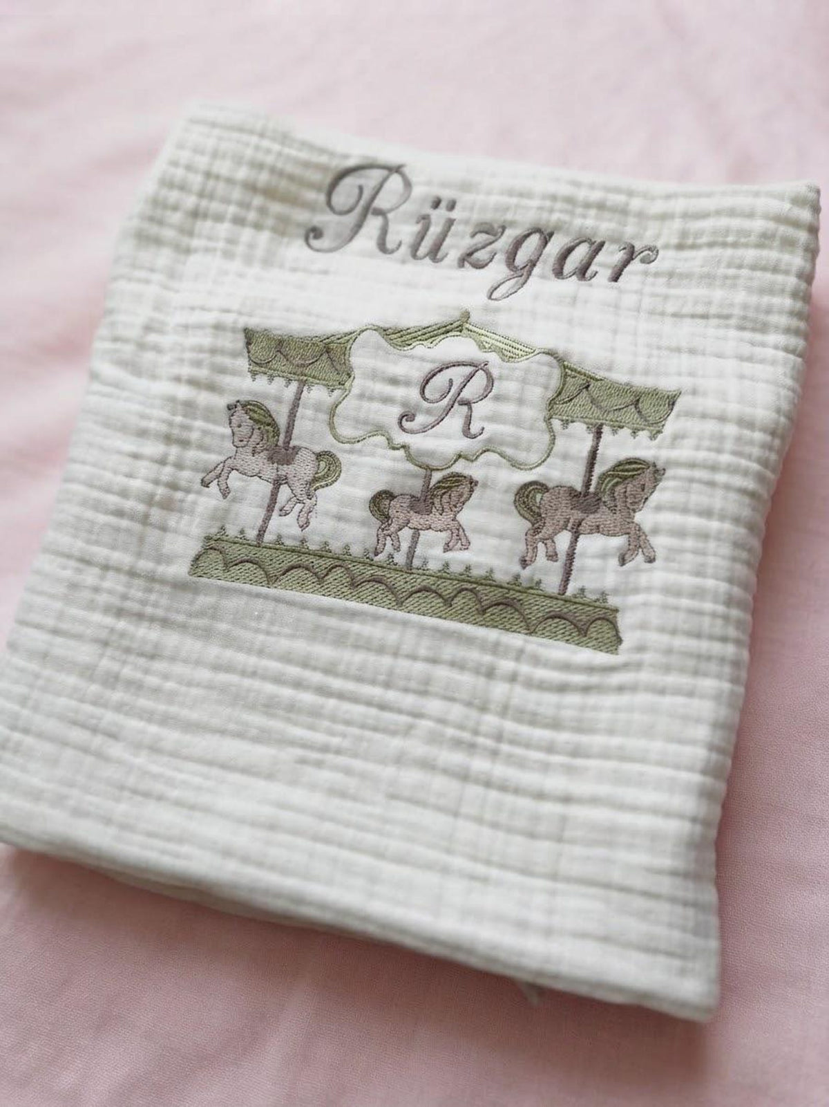 Personalisierte 4-Lager Bio-Muslin Babydecke mit Wunschnamen – Handbesticktes Karussell-Design (85x110 cm)