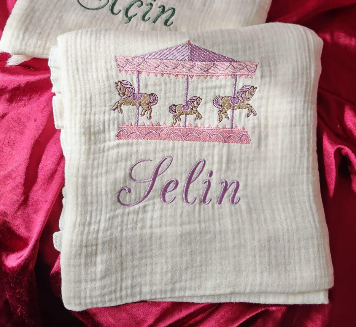Personalisierte 4-Lager Bio-Muslin Babydecke mit Wunschnamen – Handbesticktes Karussell-Design in Rosa & Lila (85x110 cm)