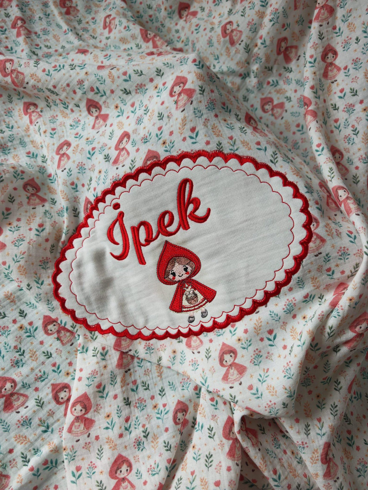 Personalisierte Rotkäppchen Bio-Muslin Babydecke mit Wunschnamen – Märchenhaftes Design (90x110 cm)