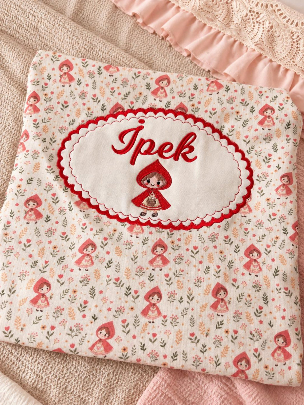 Personalisierte Rotkäppchen Bio-Muslin Babydecke mit Wunschnamen – Märchenhaftes Design (90x110 cm)