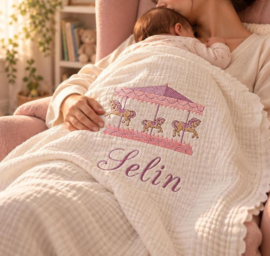 Personalisierte 4-Lager Bio-Muslin Babydecke mit Wunschnamen – Handbesticktes Karussell-Design in Rosa & Lila (85x110 cm)