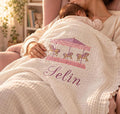 Personalisierte 4-Lager Bio-Muslin Babydecke mit Wunschnamen – Handbesticktes Karussell-Design in Rosa & Lila (85x110 cm)