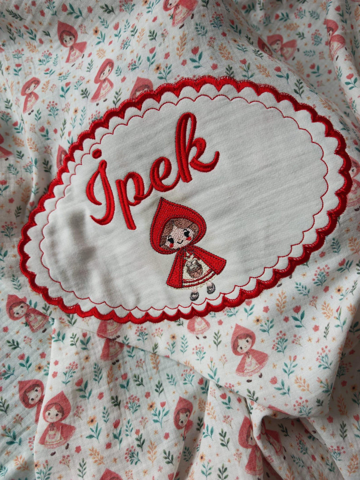 Personalisierte Rotkäppchen Bio-Muslin Babydecke mit Wunschnamen – Märchenhaftes Design (90x110 cm)