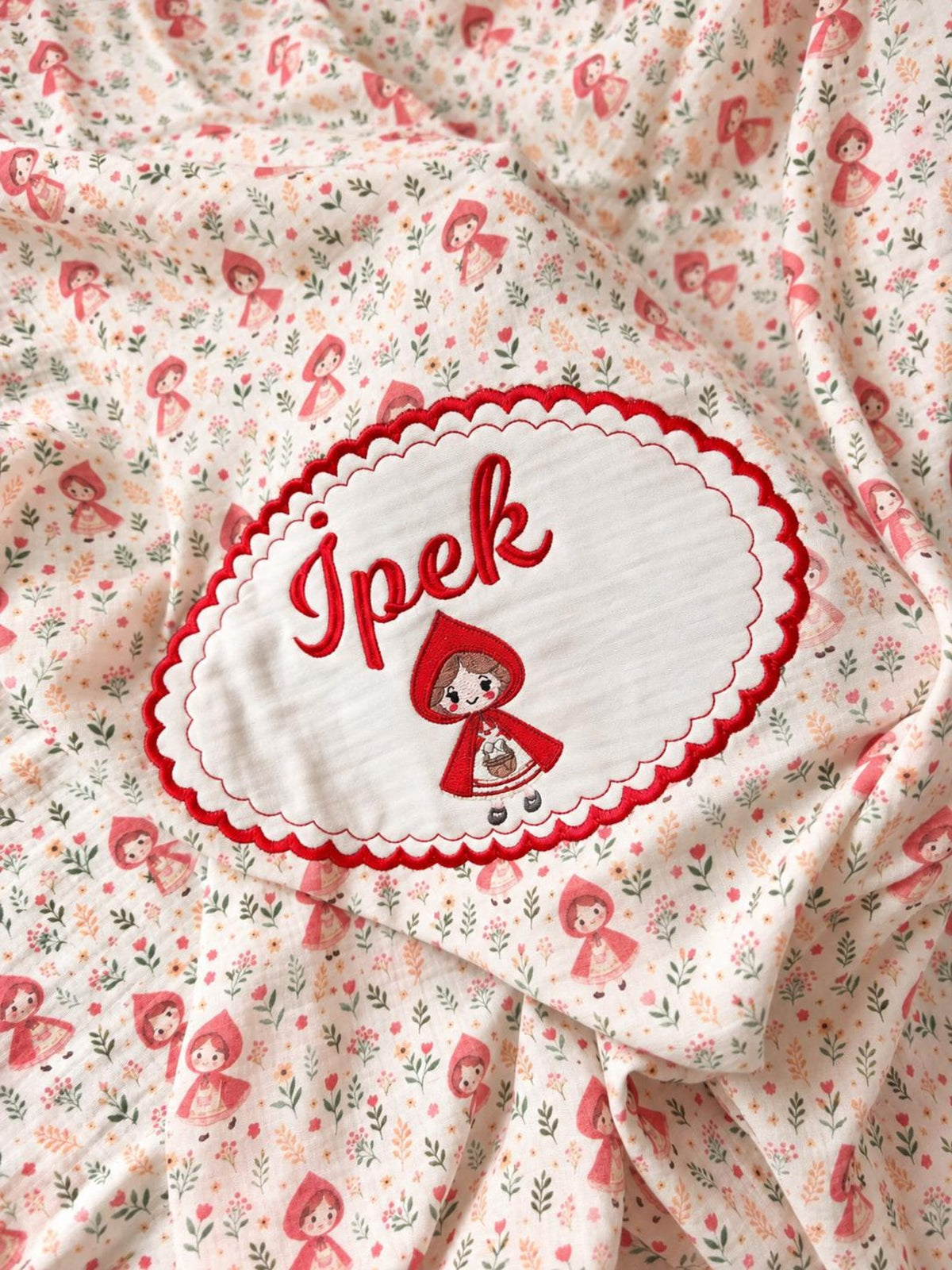 Personalisierte Rotkäppchen Bio-Muslin Babydecke mit Wunschnamen – Märchenhaftes Design (90x110 cm)
