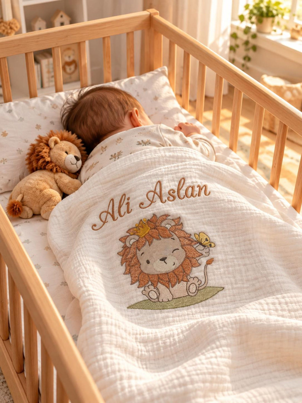 Personalisierte 4-Lager Bio-Muslin Babydecke mit Wunschnamen – Handbesticktes Löwen-Design (85x110 cm)