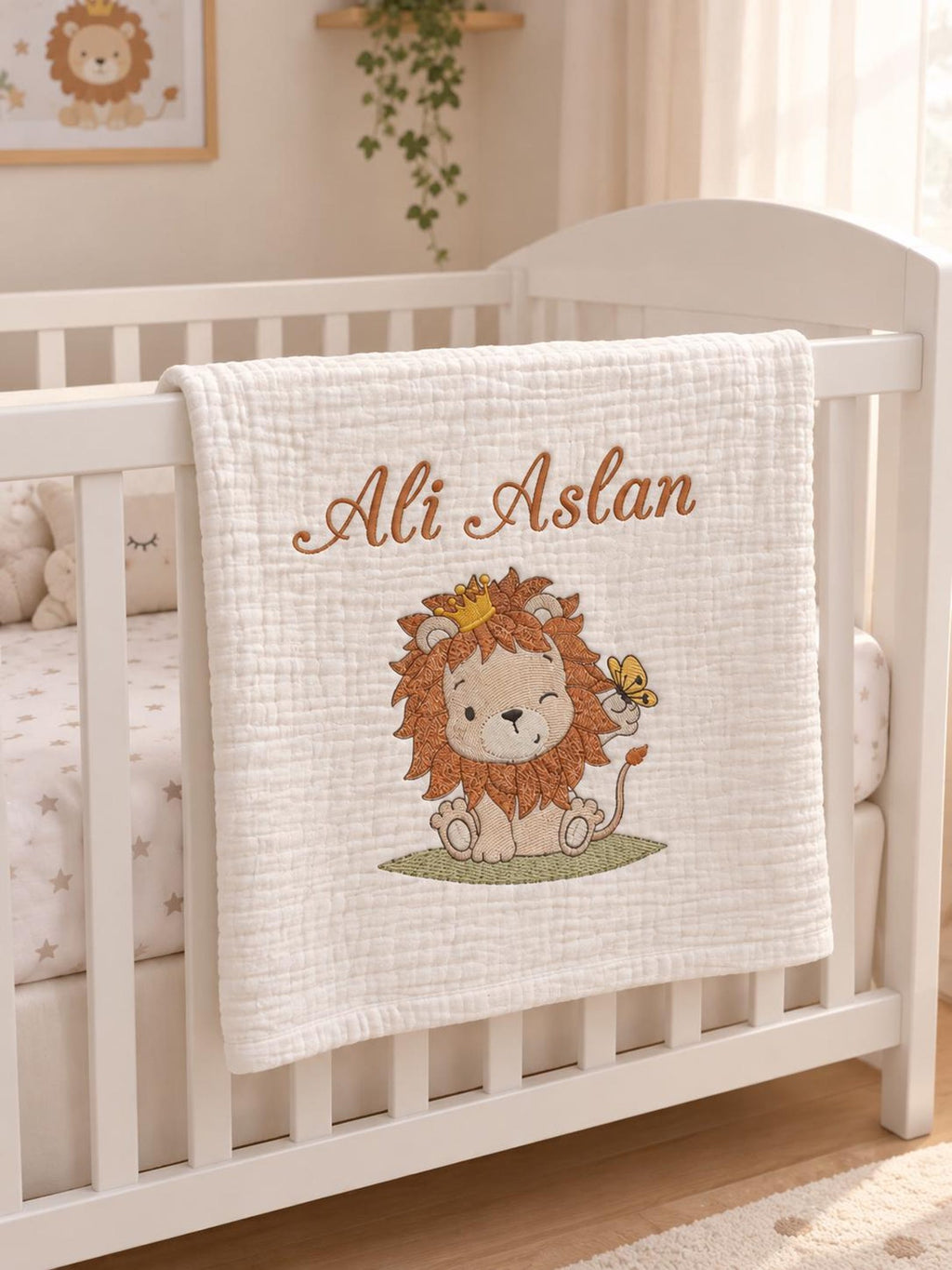 Personalisierte 4-Lager Bio-Muslin Babydecke mit Wunschnamen – Handbesticktes Löwen-Design (85x110 cm)