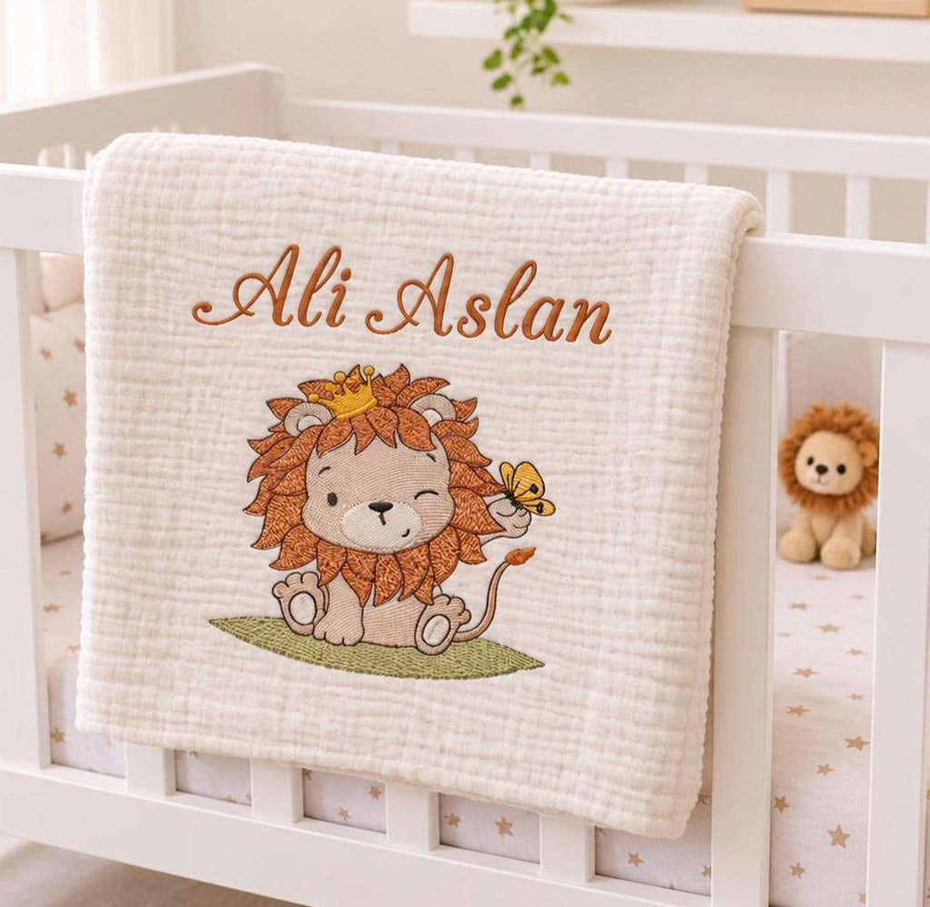 Personalisierte 4-Lager Bio-Muslin Babydecke mit Wunschnamen – Handbesticktes Löwen-Design (85x110 cm)