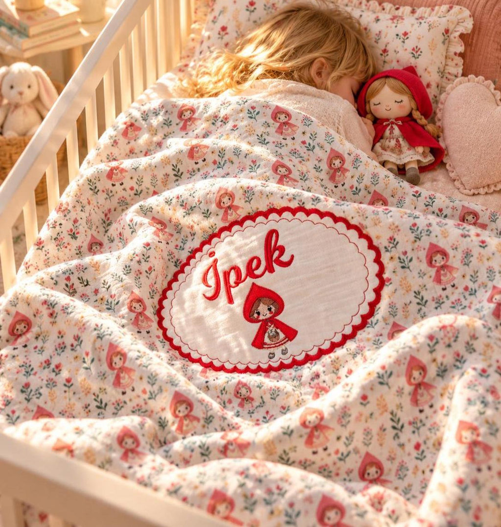 Personalisierte Rotkäppchen Bio-Muslin Babydecke mit Wunschnamen – Märchenhaftes Design (90x110 cm)